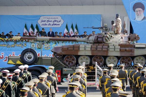 İran&#x27;da &quot;Kutsal Savunma Haftası&quot; olarak adlandırılanİran-Irak savaşının başlangıcının 44&#x27;üncü yıl dönümü dolayısıyla başkent Tahran&#x27;da, 1979 yılında gerçekleşen devrimin lideri Humeyni&#x27;nin türbesinde askeri geçit töreni düzenlendi. - Sputnik Türkiye