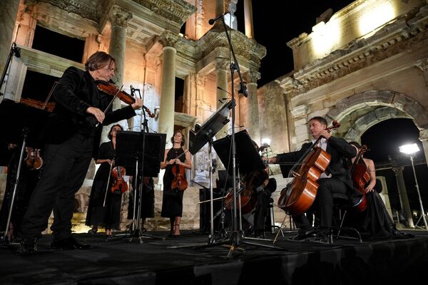 Celsus Kütüphanesi&#x27;nde gerçekleştirilen konserde İzmir Devlet Senfoni Orkestrası, solist olarak barok müziğin başarılı keman sanatçılarından Andres Gabetta ile sahne aldı. - Sputnik Türkiye