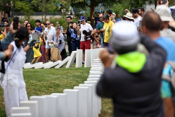 Sanatçıların ilk Kuzey Amerika projesi olan &#x27;dominoes&#x27;, dizilen taşların rotası boyunca bir araya gelen insanların birbiriyle ortak bir deneyim yaşaması amacıyla başlatıldı. - Sputnik Türkiye