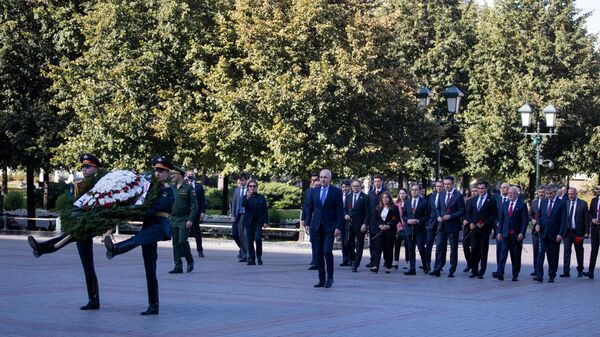 TBMM Başkanı Kurtulmuş, Moskova’daki Meçhul Asker Anıtı’na çelenk bıraktı  - Sputnik Türkiye