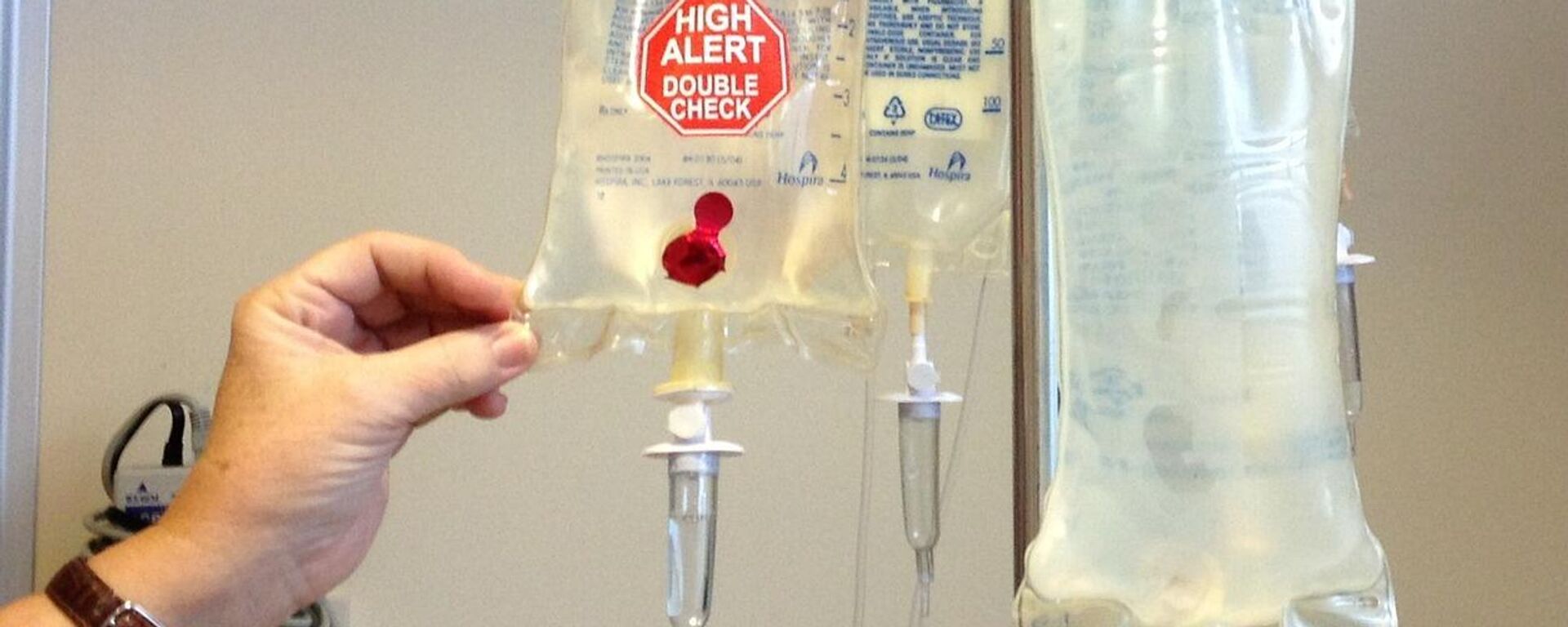 Arolat’ın ölümüyle gündem olan ‘atom serumu’ nedir? Michael Jackson’ın ilaç kokteyli ile benzerlik var mı?  - Sputnik Türkiye, 1920, 31.08.2025