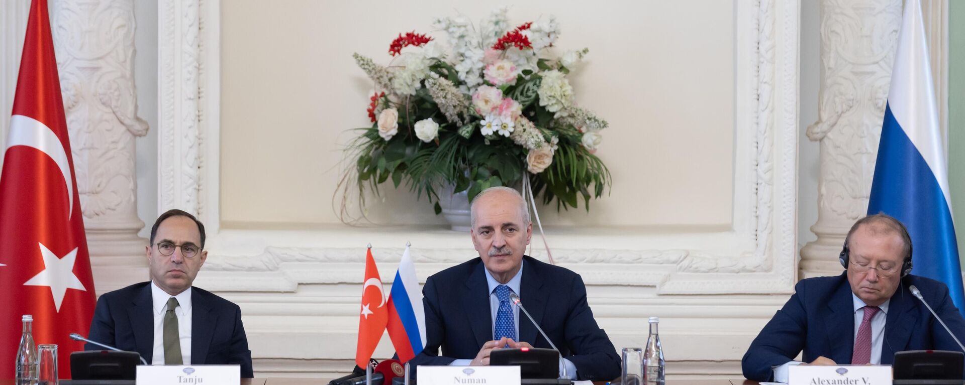 TBMM Başkanı Numan Kurtulmuş, Rusya ziyareti kapsamında Dışişleri Bakanlığı Diploması Akademisi'ni ziyaret ederek öğrencilere hitap etti. Programda, Rusya Dışişleri Bakanlığı Diploması Akademisi Rektörü Aleksandr Yakovenko (sağda) yer aldı - Sputnik Türkiye, 1920, 24.09.2024