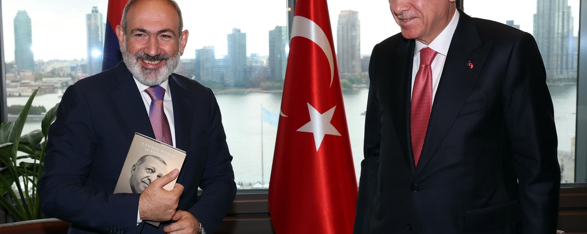 Cumhurbaşkanı Erdoğan, Paşinyan'a kendi yazdığı 'Daha Adil Bir Dünya Mümkün' kitabını hediye etti - Sputnik Türkiye, 1920, 13.03.2025