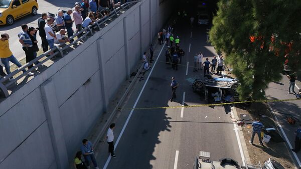 İzmir'de alt geçide düşen otomobildeki 3 kişi öldü - Sputnik Türkiye