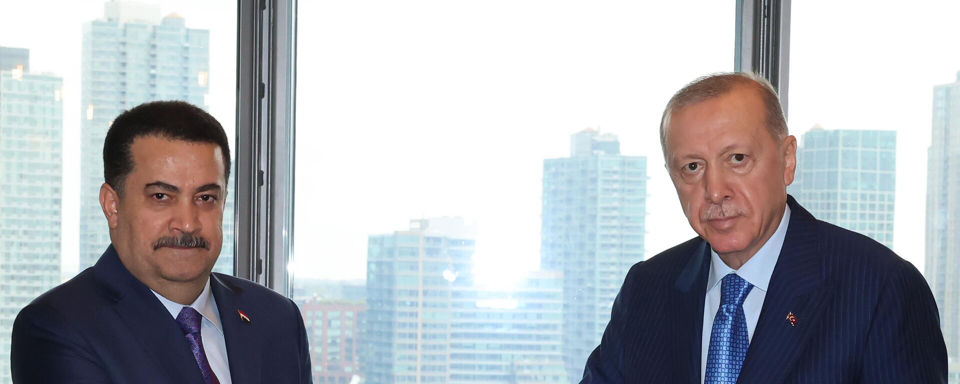 Cumhurbaşkanı Recep Tayyip Erdoğan (sağda), Birleşmiş Milletler (BM) 79. Genel Kurulu dolayısıyla bulunduğu New York'ta, Türkevi'nde Irak Başbakanı Muhammed Şiya es-Sudani'yi (solda) kabul etti. - Sputnik Türkiye, 1920, 08.05.2025