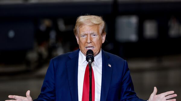 epa11624261 Former US president and Republican presidential nominee Donald Trump speaks during a campaign event at the Mosack Group, a commercial plumbing manufacturer in Mint Hill, North Carolina, USA, 25 September 2024. Trump is running against Democratic US Vice President Kamala Harris.  EPA-EFE/ERIK S. LESSER - Sputnik Türkiye