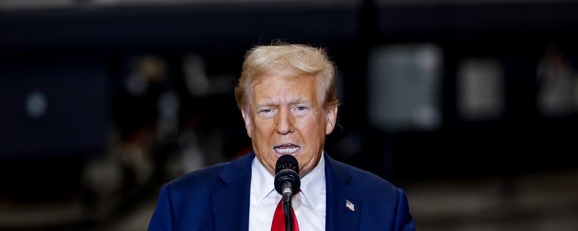 epa11624261 Former US president and Republican presidential nominee Donald Trump speaks during a campaign event at the Mosack Group, a commercial plumbing manufacturer in Mint Hill, North Carolina, USA, 25 September 2024. Trump is running against Democratic US Vice President Kamala Harris.  EPA-EFE/ERIK S. LESSER - Sputnik Türkiye, 1920, 16.10.2024