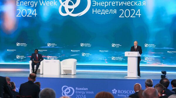 Russian President Vladimir Putin speaks at the plenary session of the Russian Energy Week International Forum - Sputnik Türkiye