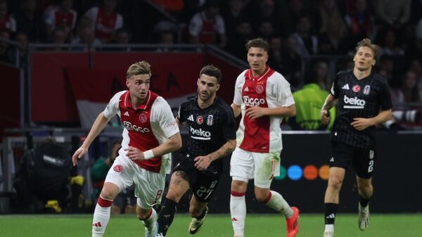 UEFA Avrupa Ligi ilk haftasında, Beşiktaş ile Ajax takımları Hollanda'nın Amsterdam şehrinde yer alan Johan Cruijff Arena'da karşılaştı. Karşılaşmada, Ajax'lı oyuncu Kenneth Taylor (8) da rakipleri ile mücadele etti. - Sputnik Türkiye