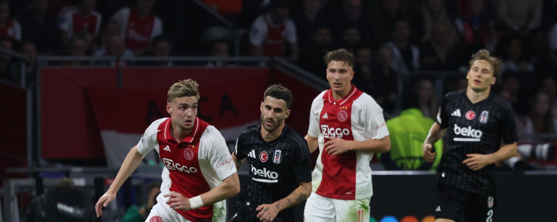 UEFA Avrupa Ligi ilk haftasında, Beşiktaş ile Ajax takımları Hollanda'nın Amsterdam şehrinde yer alan Johan Cruijff Arena'da karşılaştı. Karşılaşmada, Ajax'lı oyuncu Kenneth Taylor (8) da rakipleri ile mücadele etti. - Sputnik Türkiye, 1920, 27.09.2024