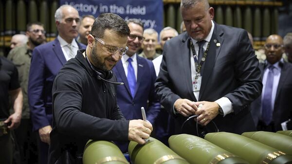 Líder ucraniano Vladimir Zelensky, à esquerda, é observado por Rich Hansen, representante do diretor da Fábrica de Munição do Exército de Scranton, enquanto assina o fornecimento de material bélico em Scranton, Pensilvânia, 22 de setembro de 2024. - Sputnik Türkiye