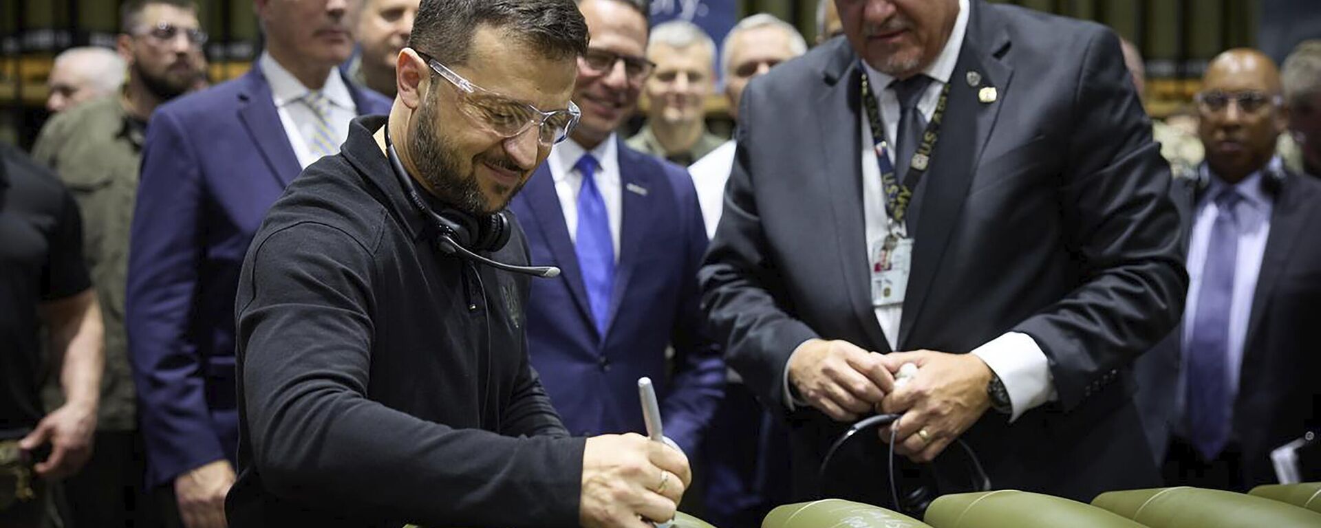 Líder ucraniano Vladimir Zelensky, à esquerda, é observado por Rich Hansen, representante do diretor da Fábrica de Munição do Exército de Scranton, enquanto assina o fornecimento de material bélico em Scranton, Pensilvânia, 22 de setembro de 2024. - Sputnik Türkiye, 1920, 27.09.2024