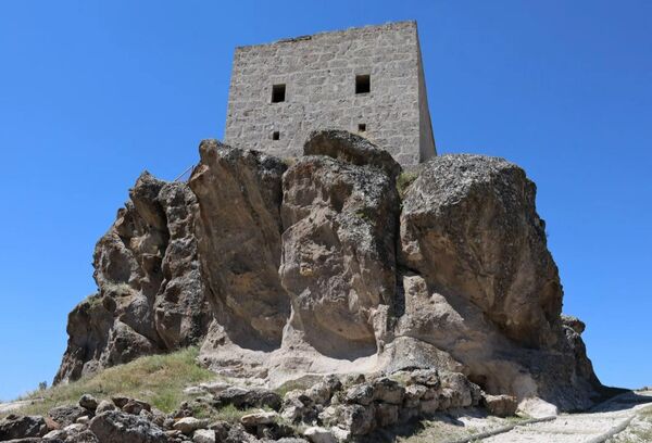 Kızlar Manastırı olarak da bilinen kilise, dik kayalar üstüne taş oymadır. Güzelyurt ilçe merkezine yaklaşık 3 km mesafededir. - Sputnik Türkiye