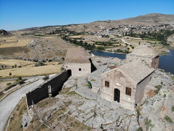 Kilisenin kaya üzerindeki konumu yerli ve yabancı turistlerin ilgi odağı haline geldi. - Sputnik Türkiye