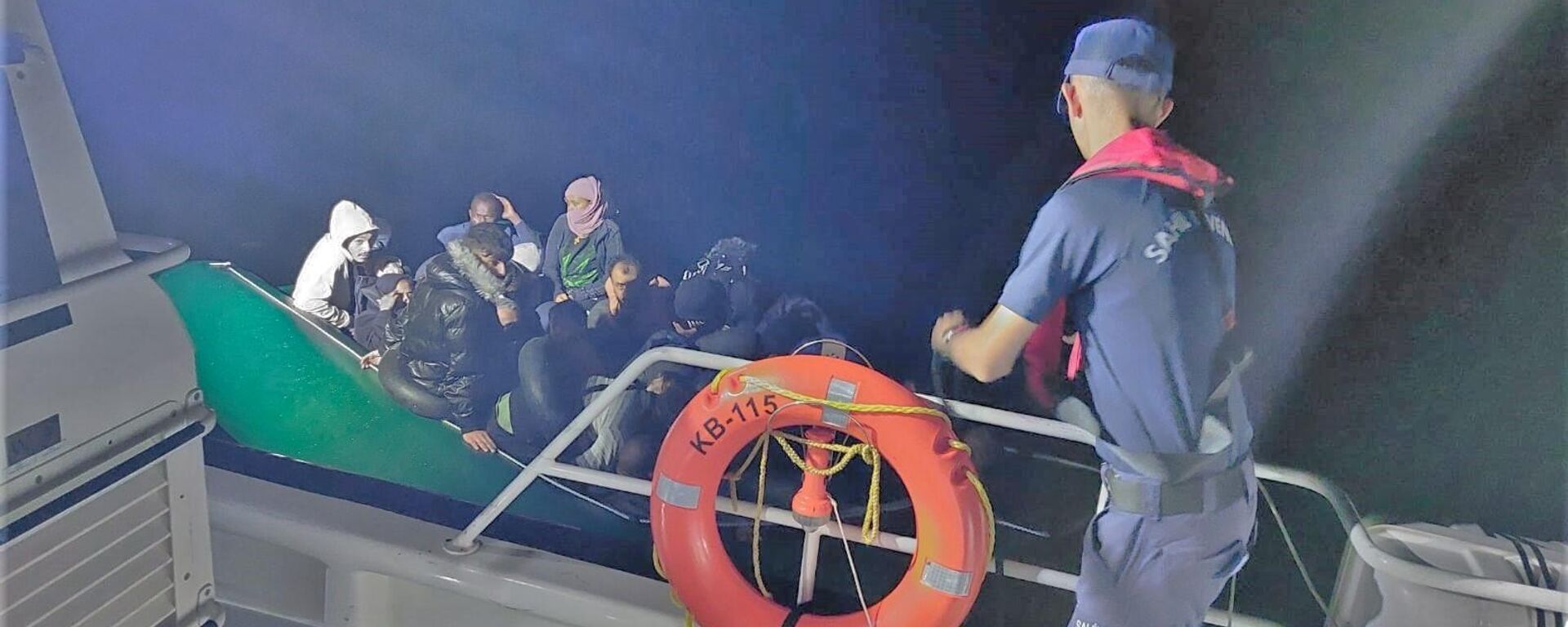 Ayvalık kıyılarında 33’ü çocuk 44 kişi, iki ayrı yasadışı göçmen botun yakalandı  - Sputnik Türkiye, 1920, 07.09.2025