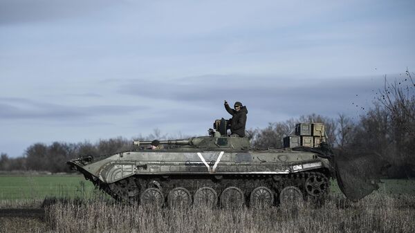 Военнослужащие на БТР во время обучения мобилизованных элитными подразделениями ВДВ на одном из полигонов в Запорожской области - Sputnik Türkiye