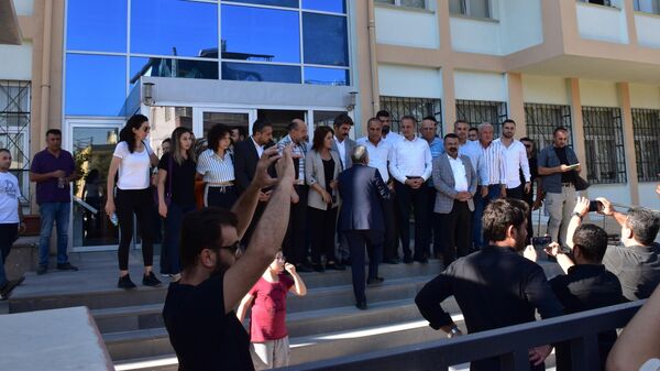 AK Parti Mut İlçe Başkanı Adem Çopur,  Ankara Büyükşehir Belediye Başkanı Mahsur Yavaş'ın korumaları ve CHP Mut İlçe Başkanı Abdurrahman Günay hakkında suç duyurusunda bulundu. - Sputnik Türkiye