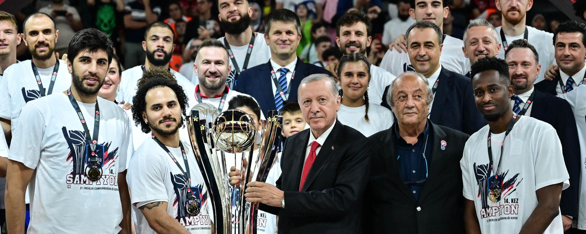 Cumhurbaşkanı Recep Tayyip Erdoğan, 37. Erkekler Cumhurbaşkanlığı Kupası maçında Fenerbahçe Beko’yu 82 - 83 yenerek şampiyon olan Anadolu Efes’e madalyalarını ve şampiyonluk kupasını verdi - Sputnik Türkiye, 1920, 29.09.2024