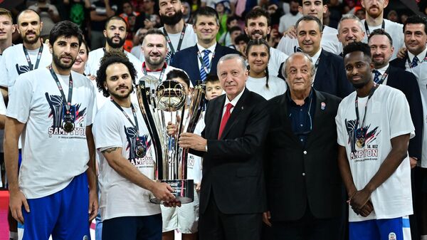 Cumhurbaşkanı Recep Tayyip Erdoğan, 37. Erkekler Cumhurbaşkanlığı Kupası maçında Fenerbahçe Beko’yu 82 - 83 yenerek şampiyon olan Anadolu Efes’e madalyalarını ve şampiyonluk kupasını verdi - Sputnik Türkiye