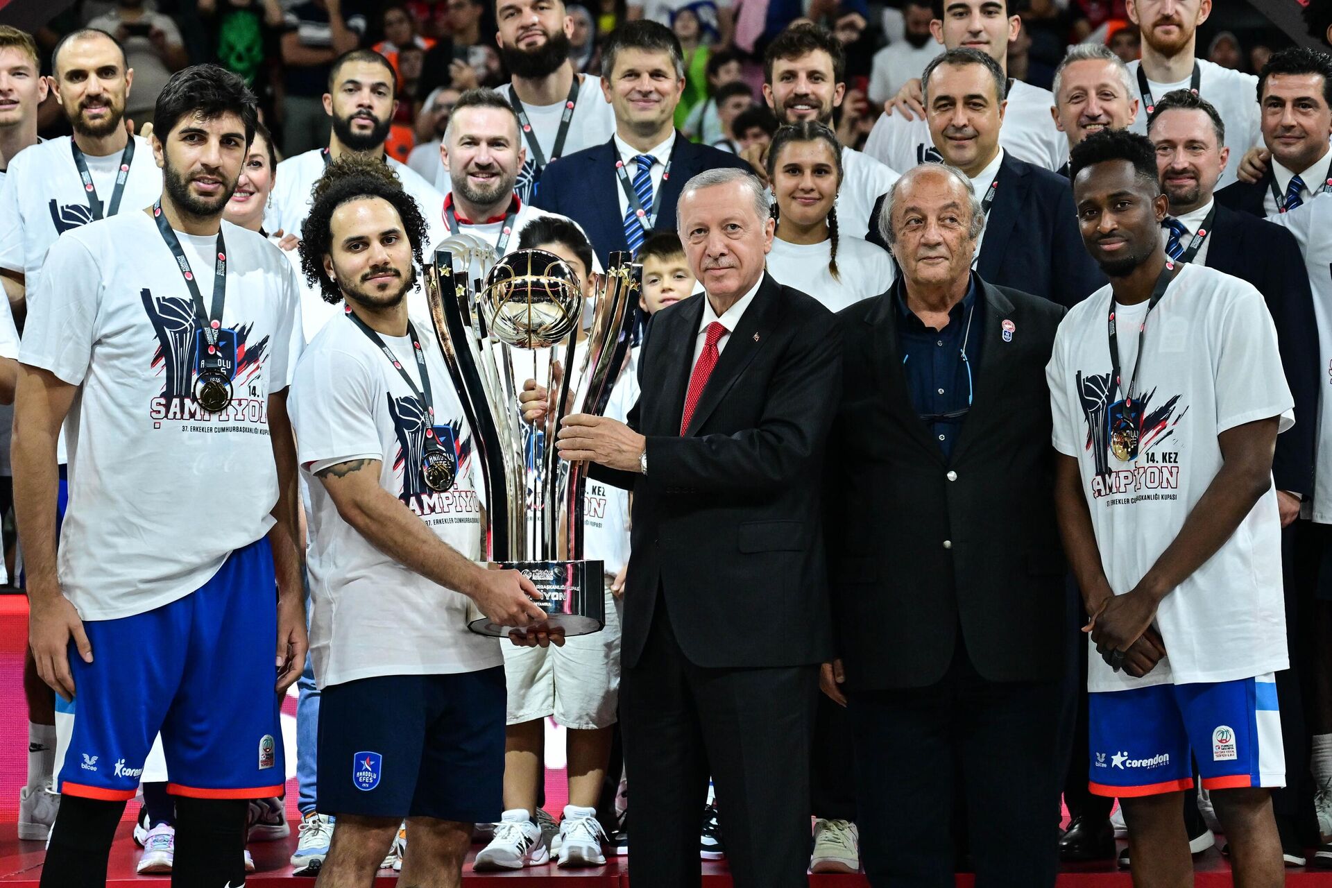 Cumhurbaşkanı Recep Tayyip Erdoğan, 37. Erkekler Cumhurbaşkanlığı Kupası maçında Fenerbahçe Beko’yu 82 - 83 yenerek şampiyon olan Anadolu Efes’e madalyalarını ve şampiyonluk kupasını verdi - Sputnik Türkiye, 1920, 17.12.2024