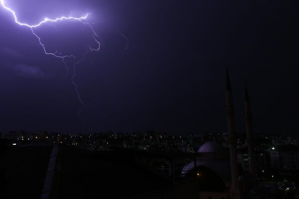 Meteoroloji Genel Müdürlüğü'nden yapılan uyarıların ardından gece  saatlerinde başlayan yağmur, birçok cadde ve  sokakta su baskınlarına neden oldu.  - Sputnik Türkiye