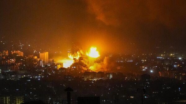 Smoke rises from Israeli airstrikes in Beirut's southern suburbs, Lebanon, Saturday, Sept. 28, 2024.  - Sputnik Türkiye