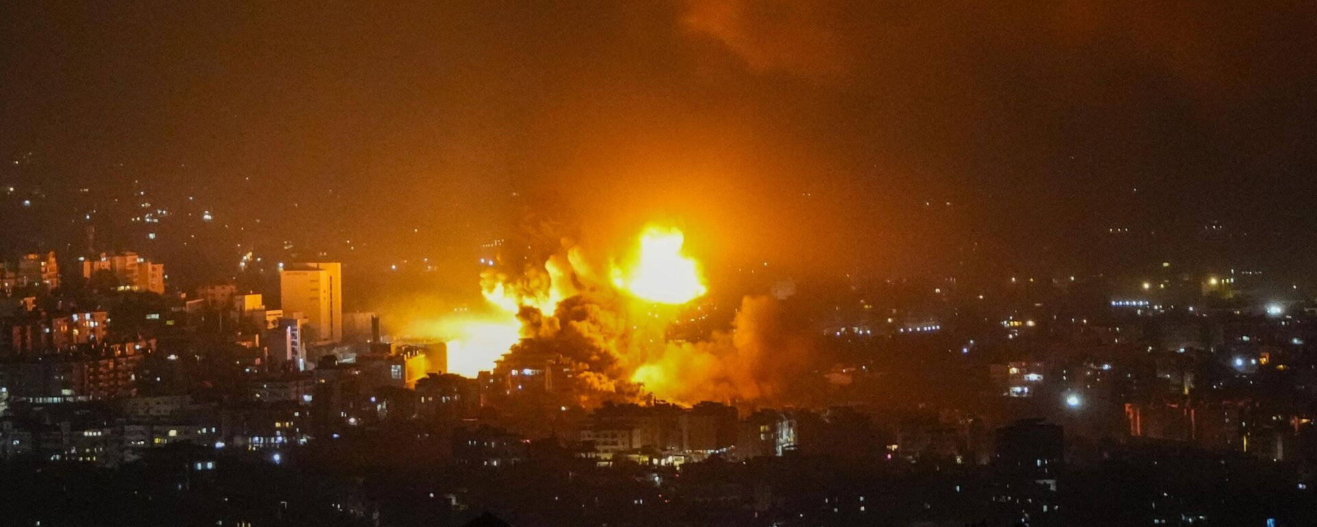 Smoke rises from Israeli airstrikes in Beirut's southern suburbs, Lebanon, Saturday, Sept. 28, 2024.  - Sputnik Türkiye, 1920, 30.09.2024