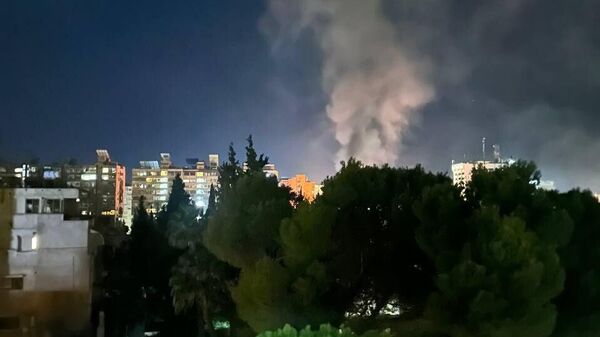 İran'ın İsrail'e füze saldırısı çeşitli yerlerden görüntülendi. - Sputnik Türkiye