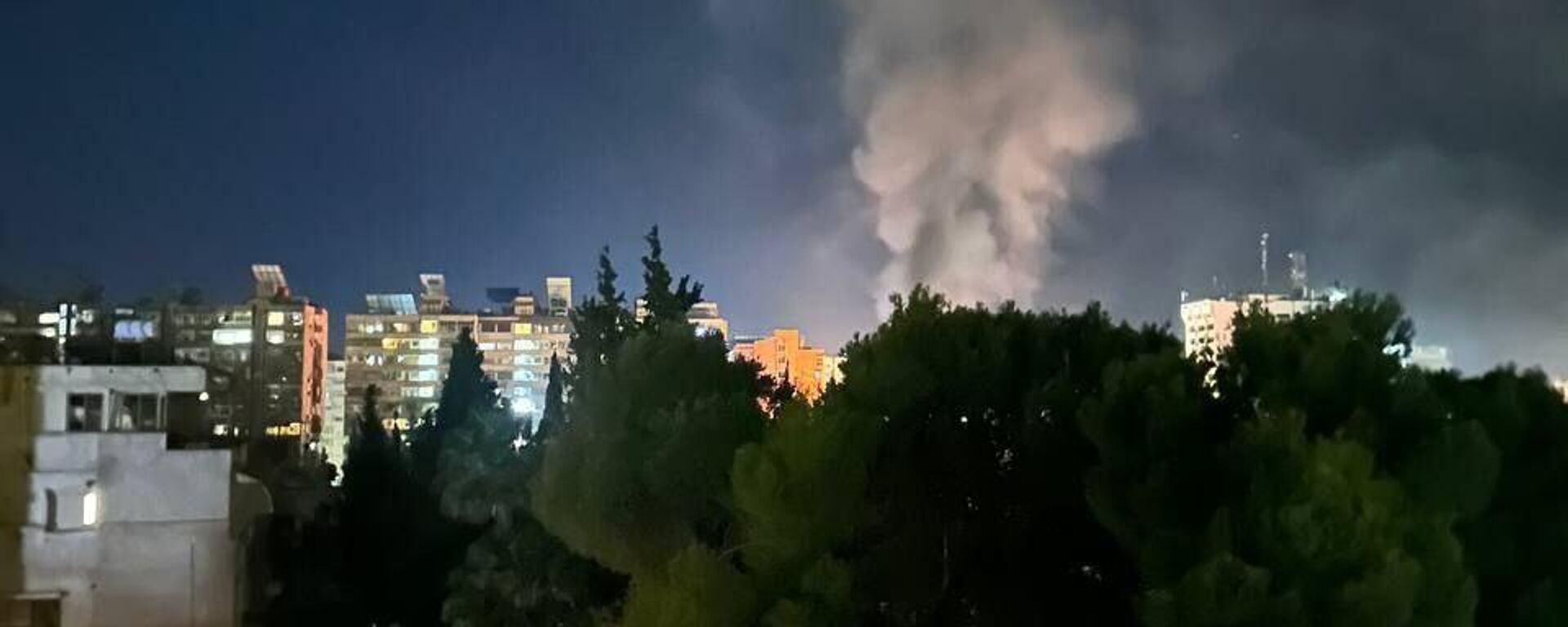 İran'ın İsrail'e füze saldırısı çeşitli yerlerden görüntülendi. - Sputnik Türkiye, 1920, 20.08.2025