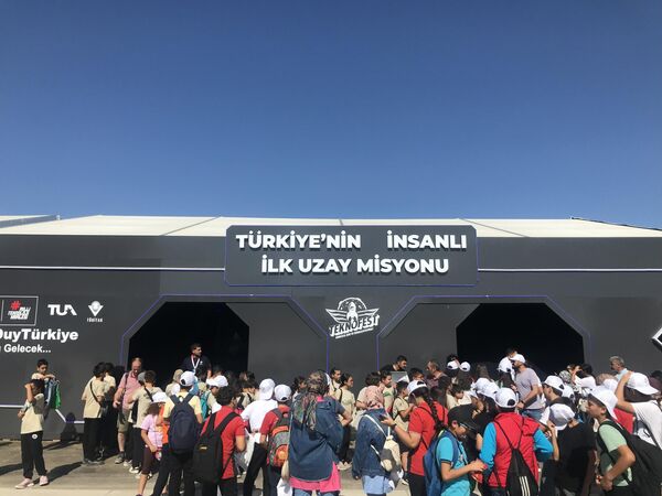 TEKNOFEST ayrıca Türk Astronot Alper Gezeravcı&#x27;nın uzay serüvenini çocuk ve gençlere tanıttı. - Sputnik Türkiye