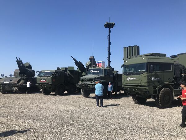 Yerli ve milli üretimlerin sergilendiği etkinlik, özellikle gençlerin teknolojiye olan ilgisini artırmayı ve Türkiye&#x27;nin teknolojik kalkınmasına katkı sağlamayı amaçlıyor. - Sputnik Türkiye