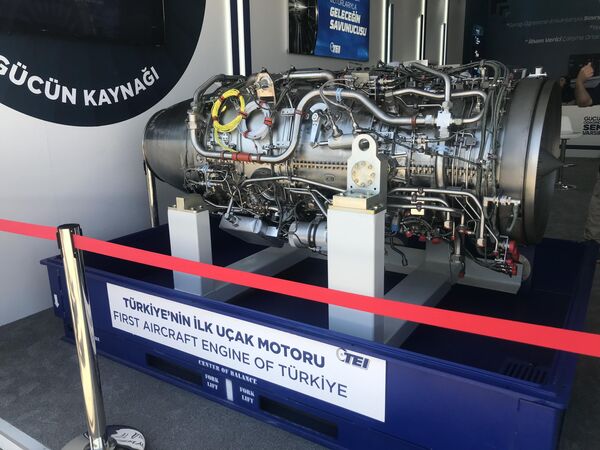 Türkiye&#x27;nin ilk uçak motorunu kim üretti?Etkinlikte yer alan TEI-TF6000 Turbofan Motoru, TUSAŞ Motor Sanayii A.Ş. tarafından üretildi. Motorun savaş uçakları, özel jet, bölgesel yolcu uçakları, 10-ton kalkış ağırlığında sivil-askeri helikopterler, hücumbot ve enerji santralleri gibi farklı millî platformlarda kullanılabileceği ifade edildi. - Sputnik Türkiye