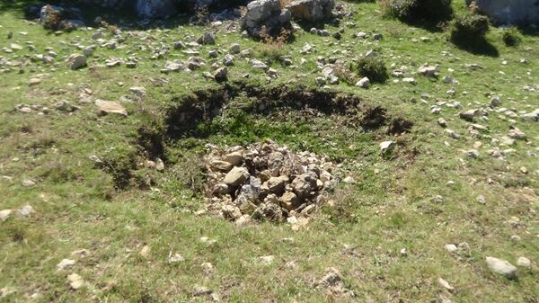 Osmaniye'de bulunan tarihi Çem Kalesi'nin önündeki ören yerinde bulunan Roma veya Frigya dönemine ait olduğu düşünülen 2 bin yıllık anıt, defineciler tarafından dinamitle patlatılarak tahrip edildi. - Sputnik Türkiye