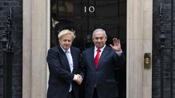 epa07819627 British Prime Minister Boris Johnson (L) greets Israeli Prime Minister Benjamin Netanyahu (R) ahead of a meeting at 10 Downing Street in London, Britain, 05 September 2019.  EPA-EFE/WILL OLIVER - Sputnik Türkiye