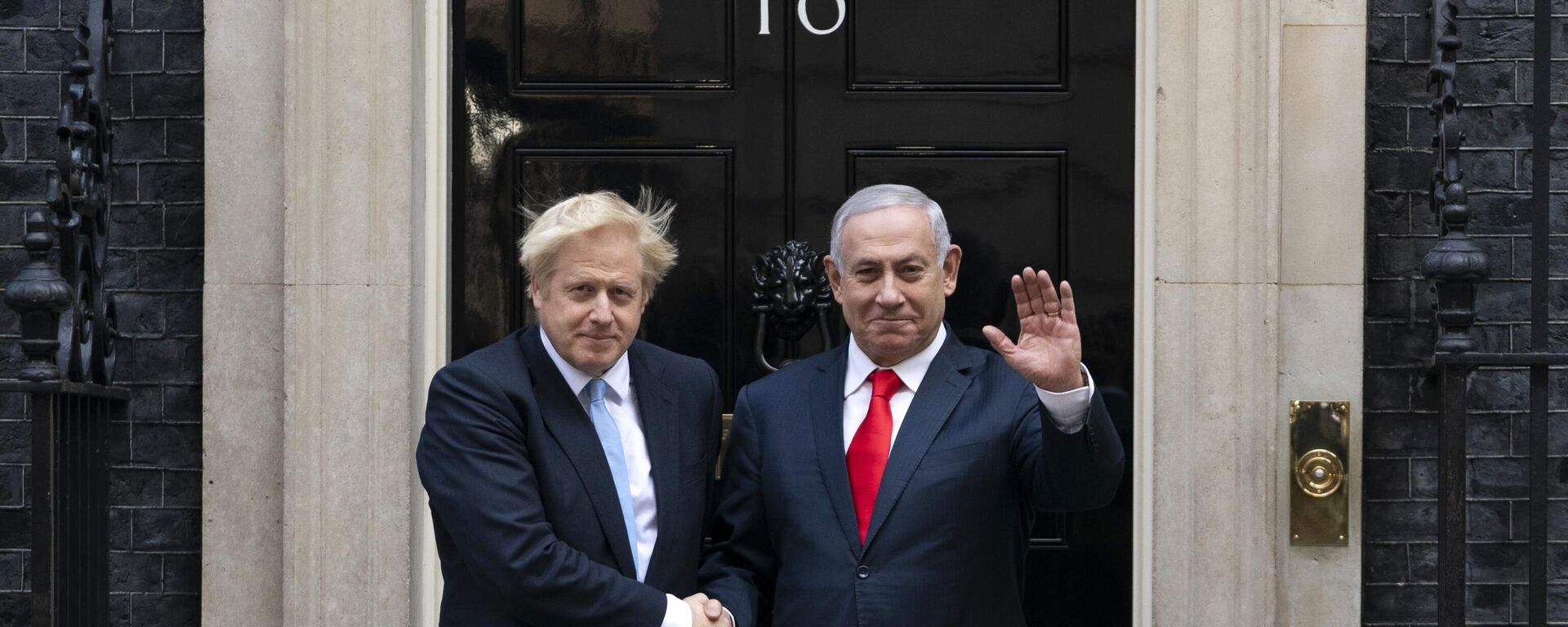 epa07819627 British Prime Minister Boris Johnson (L) greets Israeli Prime Minister Benjamin Netanyahu (R) ahead of a meeting at 10 Downing Street in London, Britain, 05 September 2019.  EPA-EFE/WILL OLIVER - Sputnik Türkiye, 1920, 03.10.2024