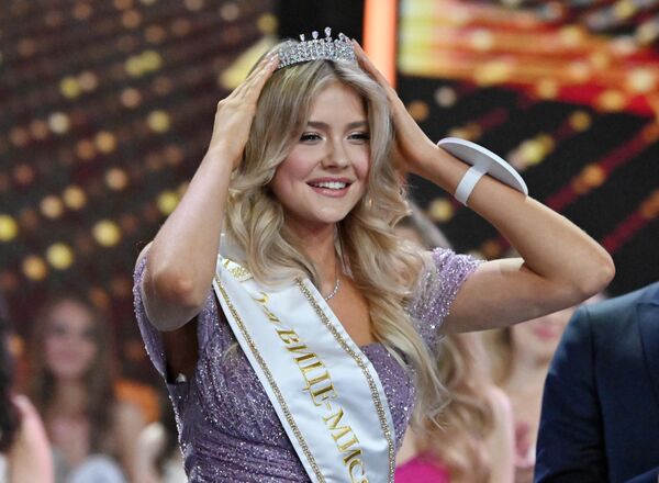 Yarışmanın ödül töreni, VKontakte sayfasında canlı yayınlanırken, büyük ilgi gördü. Miss Russia 2023 ünvanına sahip Margarita Golubeva, taç devrini gerçekleştirerek Alekseyeva&#x27;nın başarısını ilan etti. - Sputnik Türkiye