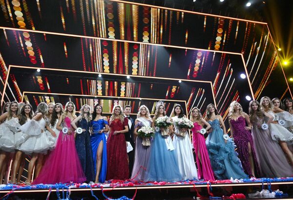 Yarışmanın jürisi, Miss Russia 2001 ve Miss Universe 2002 Oksana Fedorova, ünlü tasarımcı Igor Chapurin, besteci Vladimir Matetsky ve DJ Smash gibi isimlerden oluştu. - Sputnik Türkiye