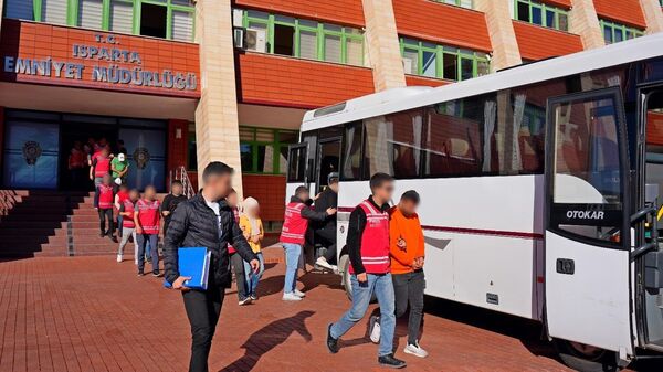 Isparta'da kendilerini polis olarak tanıtarak bir vatandaşı 3 milyon lira dolandıran şahıslar, Isparta merkezli 6 ilde yapılan operasyonla yakalandı. Gözaltına alınan 19 kişiden 8'i tutuklanarak cezaevine gönderildi. - Sputnik Türkiye