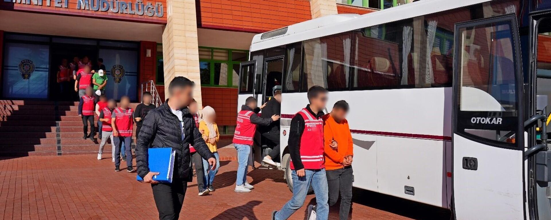 Isparta'da kendilerini polis olarak tanıtarak bir vatandaşı 3 milyon lira dolandıran şahıslar, Isparta merkezli 6 ilde yapılan operasyonla yakalandı. Gözaltına alınan 19 kişiden 8'i tutuklanarak cezaevine gönderildi. - Sputnik Türkiye, 1920, 07.10.2024