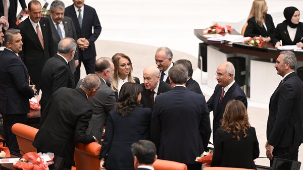 Bahçeli'den DEM Parti ile tokalaşma açıklaması: 'Uzattığım el milli birlik mesajıdır' - Sputnik Türkiye