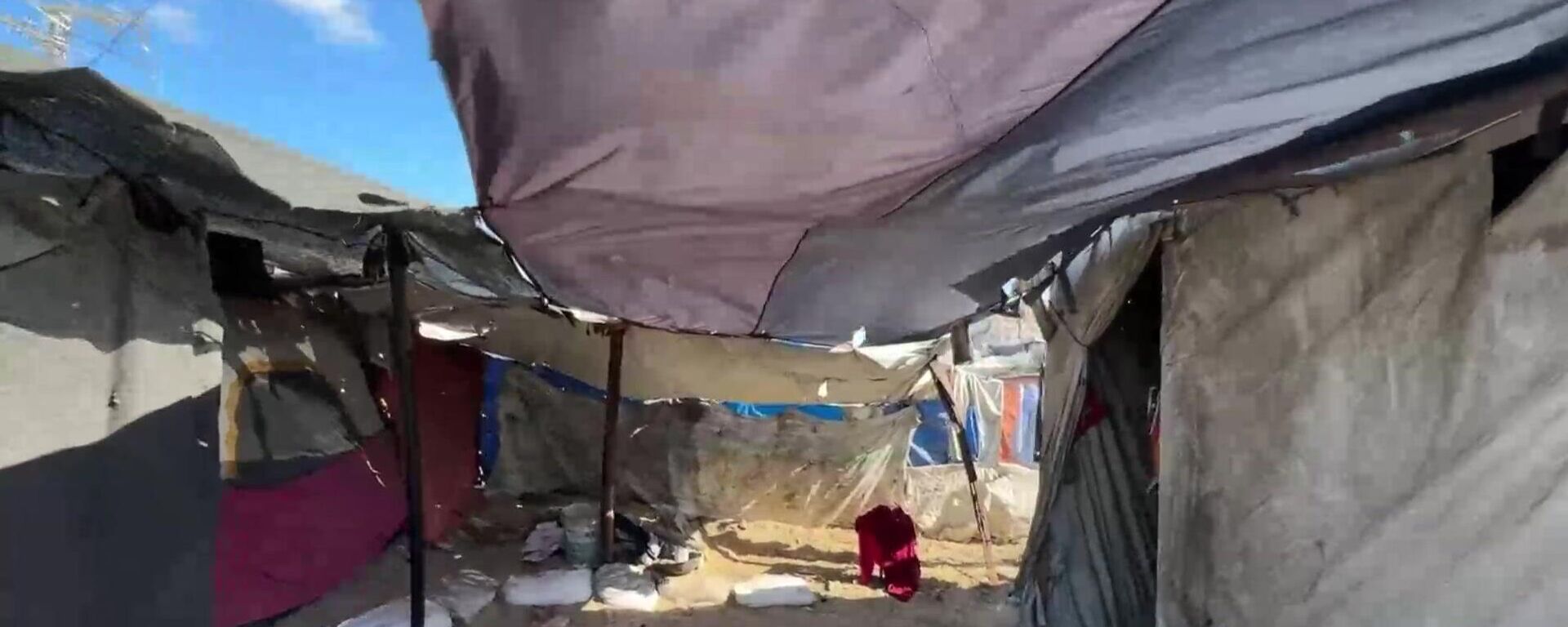 Gazze Şeridi'ndeki yerinden edilmiş Filistinliler: Kışı bu çadırda geçirirsek boğuluruz - Sputnik Türkiye, 1920, 10.10.2024