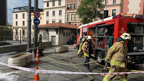 Beyoğlu Belediyesi'nin bahçesinde yangın: Trafo alev aldı - Sputnik Türkiye