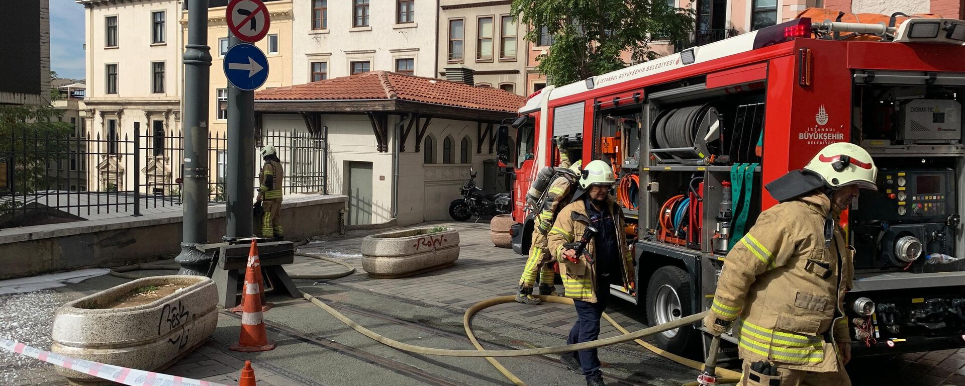 Beyoğlu Belediyesi'nin bahçesinde yangın: Trafo alev aldı - Sputnik Türkiye, 1920, 07.02.2025