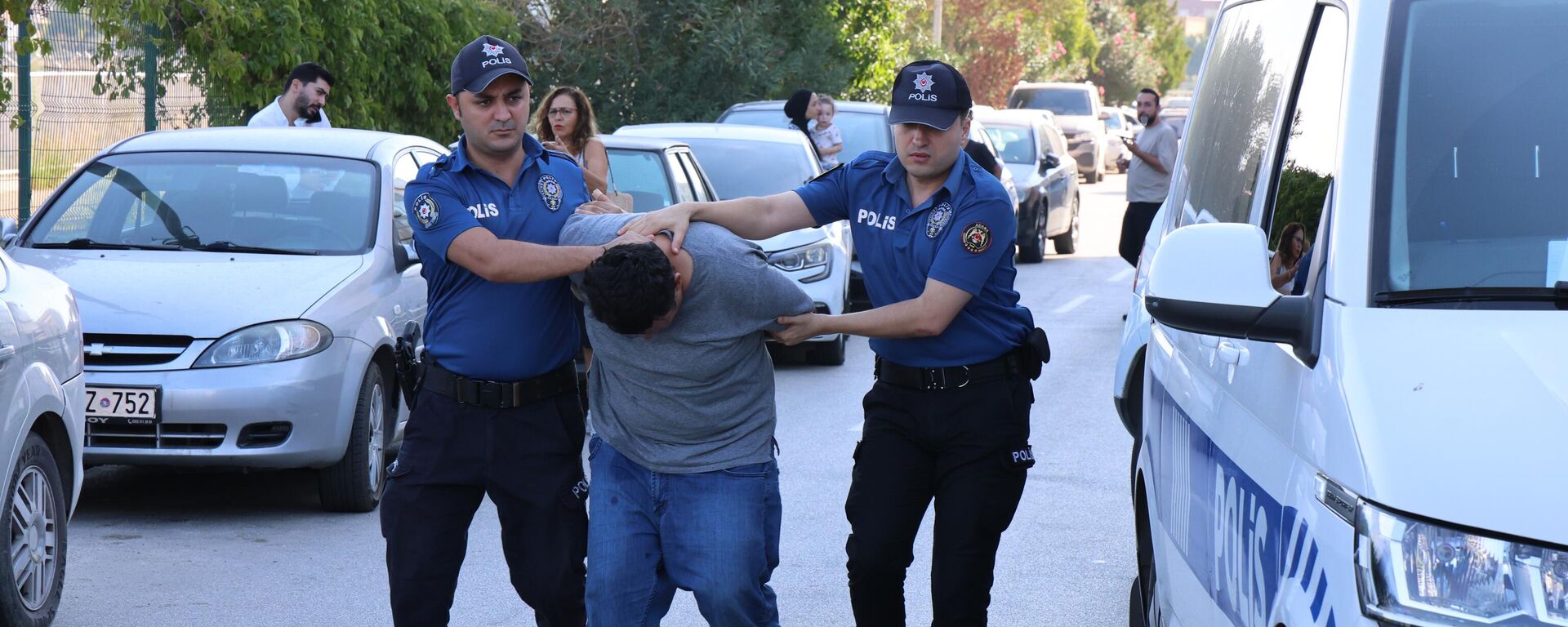 
Adana'da hastanede 7 yaşındaki çocuğa cinsel içerikli görüntü izlettiği öne sürülen şüpheli, adli kontrol şartıyla tutuksuz yargılanmak üzere serbest bırakıldı.  - Sputnik Türkiye, 1920, 15.10.2024