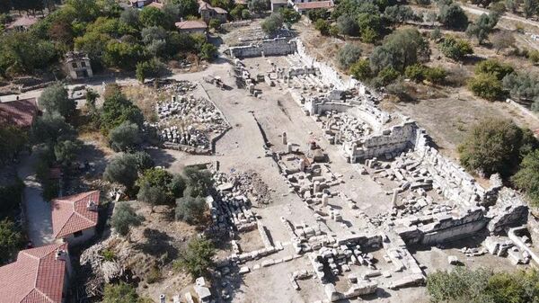 Muğla'nın Yatağan ilçesindeki dünyanın en büyük mermer antik şehri Stratonikeia'daki 2 bin 200 yıllık 'gymnasium'da, Kültür ve Turizm Bakanlığı'nın 'Geleceğe Miras Projesi' kapsamında çalışmalar sürüyor. - Sputnik Türkiye