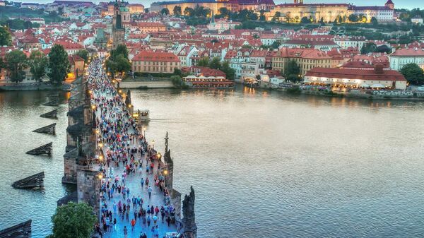 Prag'da turistlerin grup halinde bar gezmesi yasaklanıyor - Sputnik Türkiye