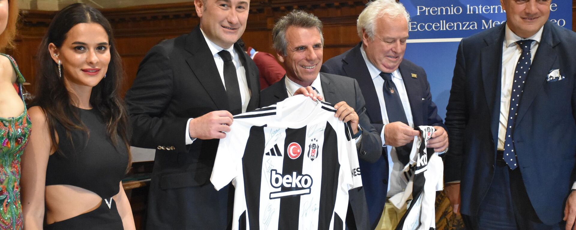 Beşiktaş Kulübü İkinci Başkanı Hüseyin Yücel, eski İtalyan futbolcu Gianfranco Zola'ya  ve İtalya Spor Yazarları Derneği (USSI) Başkanı Gianfranco Coppola'ya Beşiktaş forması hediye etti.  - Sputnik Türkiye, 1920, 04.12.2024