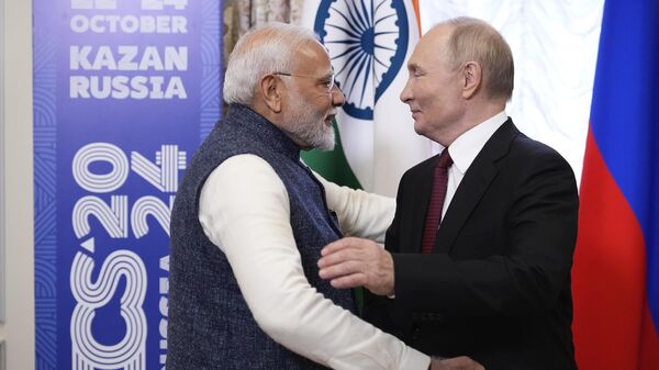 Russian President Vladimir Putin, right, embraces Indian Prime Minister Narendra Modi during their meeting on the sidelines of BRICS Summit at Kazan Kremlin in Kazan, Russia, Tuesday, Oct. 22, 2024. (AP Photo/Alexander Zemlianichenko, Pool) - Sputnik Türkiye