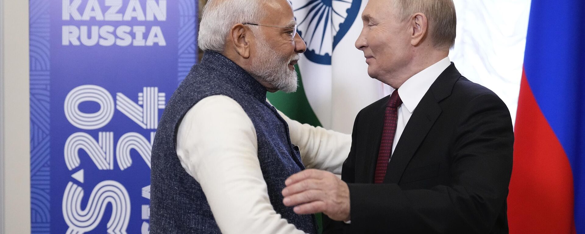 Russian President Vladimir Putin, right, embraces Indian Prime Minister Narendra Modi during their meeting on the sidelines of BRICS Summit at Kazan Kremlin in Kazan, Russia, Tuesday, Oct. 22, 2024. (AP Photo/Alexander Zemlianichenko, Pool) - Sputnik Türkiye, 1920, 22.10.2024