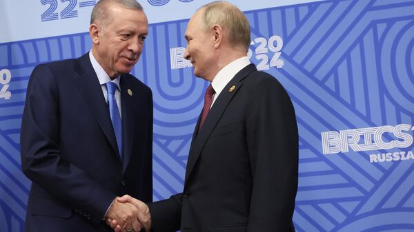 Rusya Devlet Başkanı Vladimir Putin ve Cumhurbaşkanı Recep Tayyip Erdoğan Rusya'nın Kazan kentinde düzenlenen 16. BRICS Zirvesi'nde bir araya geldi - Sputnik Türkiye